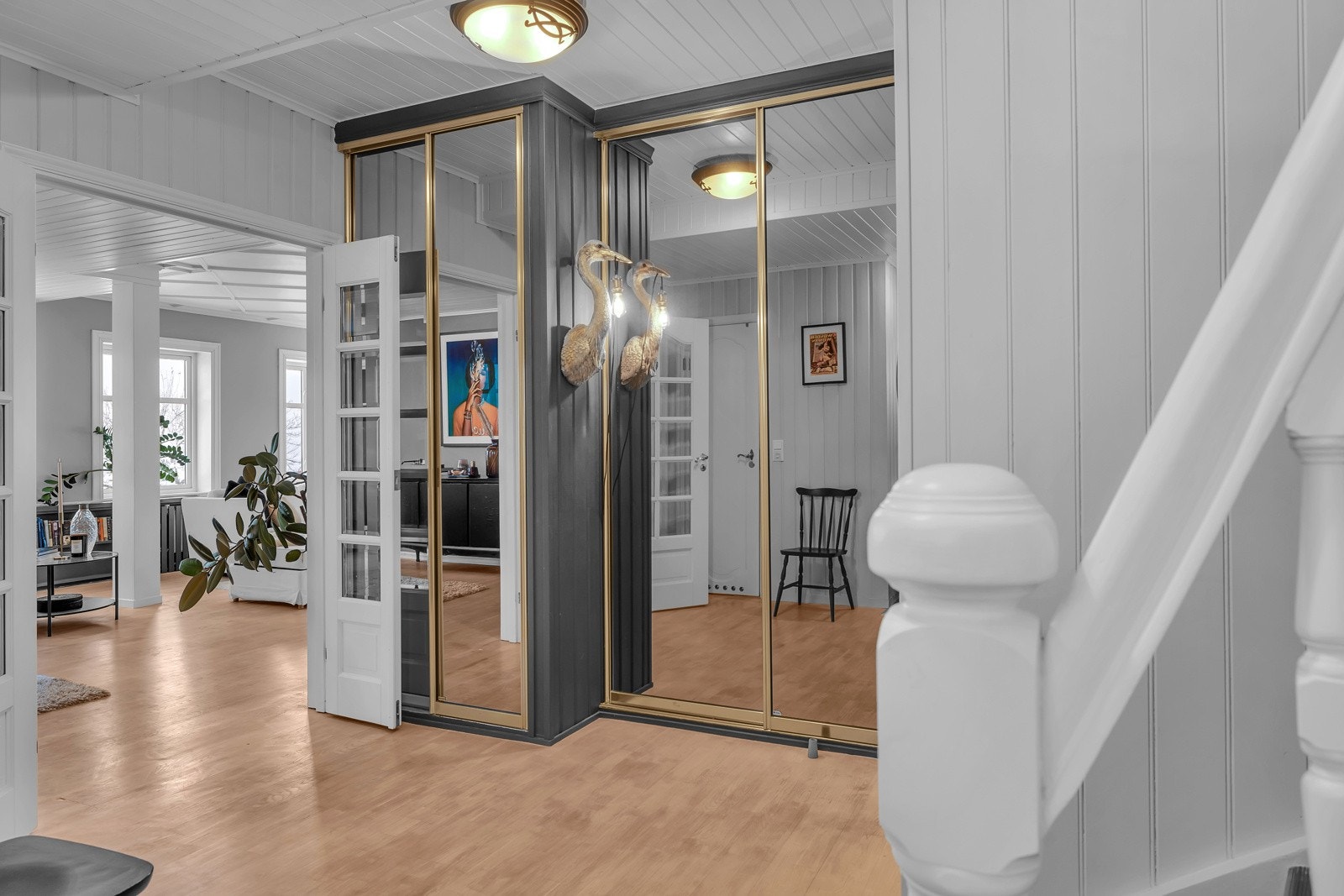 Hallen fører deg til trappegang og videre inn til den svært luftige stuen Galleribilde