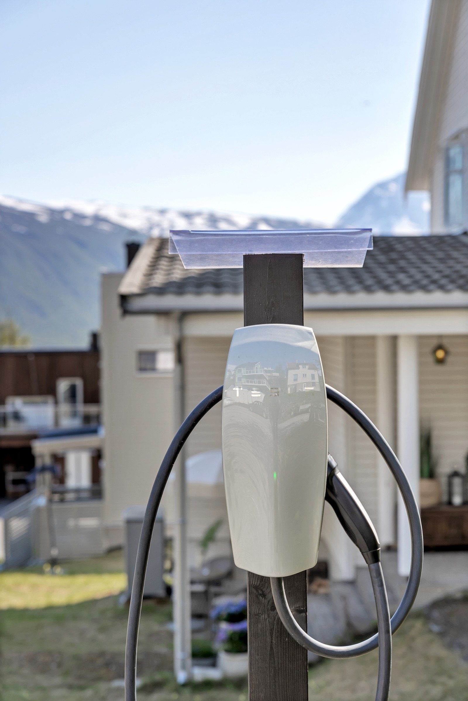 Parkeringsplassen er anlagt med EL-billader Galleribilde