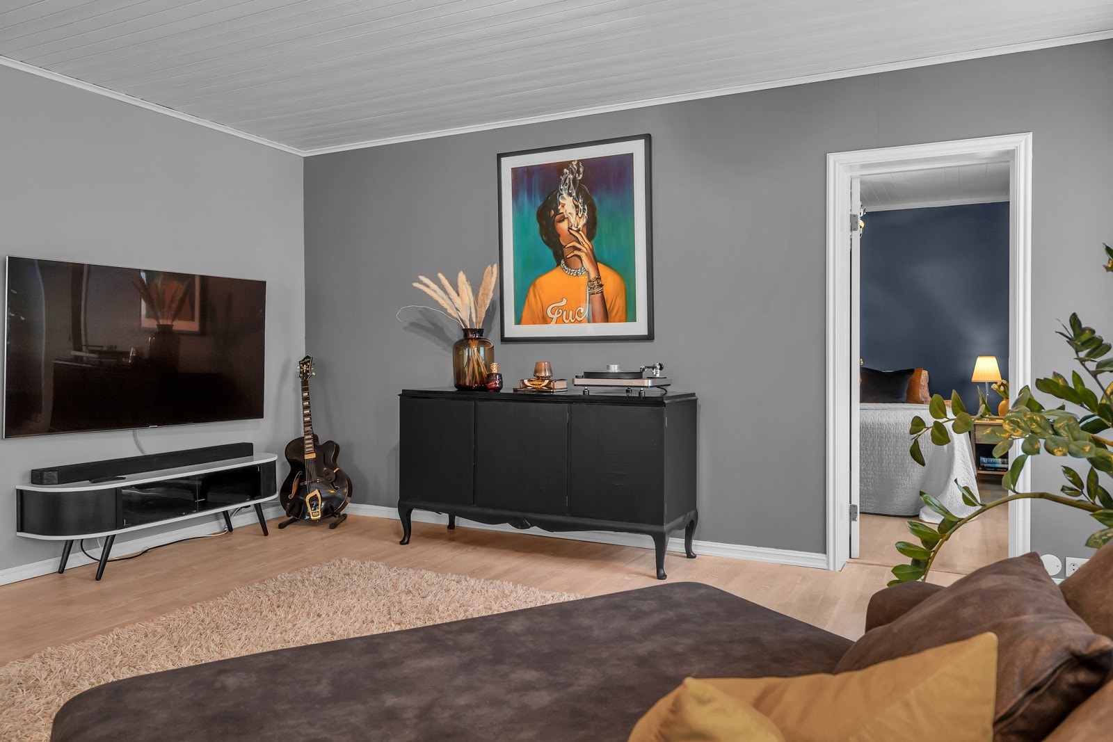 Fra denne delen av stua er det adkomst til boligens 1. soverom Galleribilde