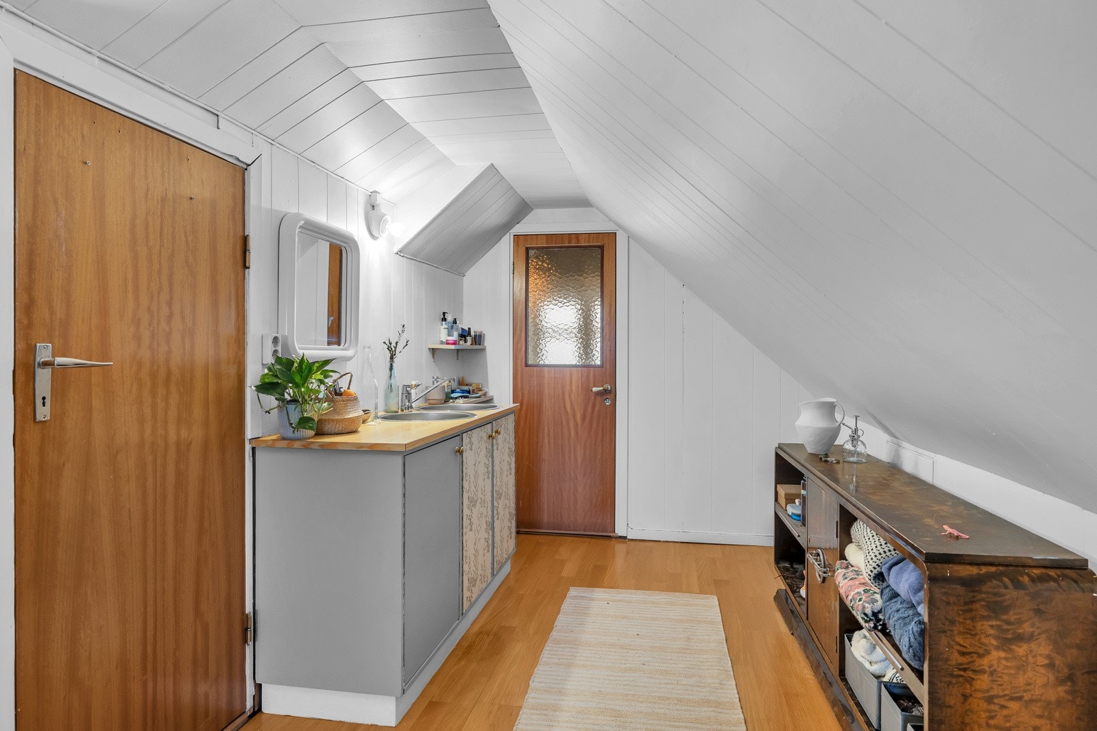 I boligens øverste etasje finner du oppholdsrom, bad og soverom Galleribilde