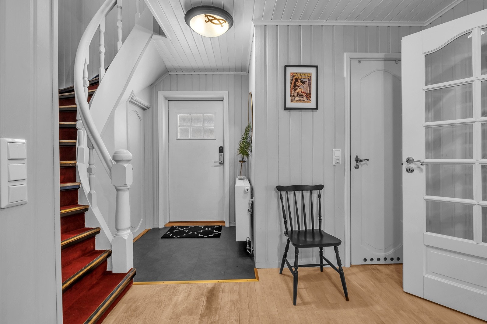 Det første som møter deg er dette innbydende inngangsaprtiet som leder deg videre til hallen i boligen Galleribilde