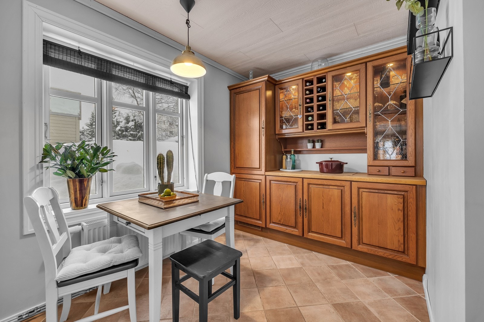 Kjøkkenet er svært innholdsrikt og delt i 2 soner Galleribilde