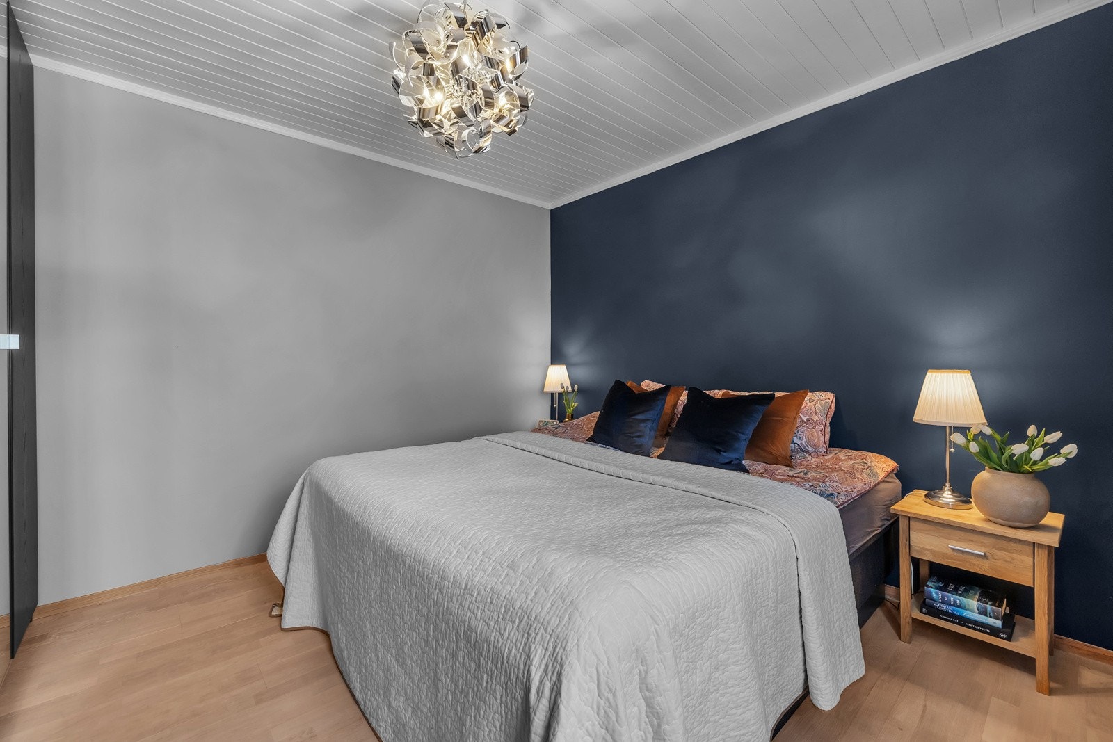 Stort soverom med plass til dobbeltseng og garderober Galleribilde