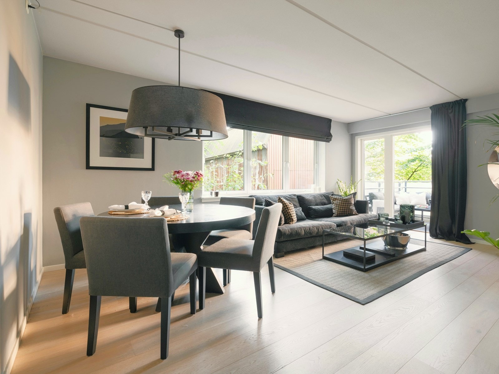 Leiligheten byr på en rekke fasiliteter; heis - balkong - garasjeanlegg - felles takterrasse - bod beliggende rett utenfor boligen - felles utebod. Galleribilde