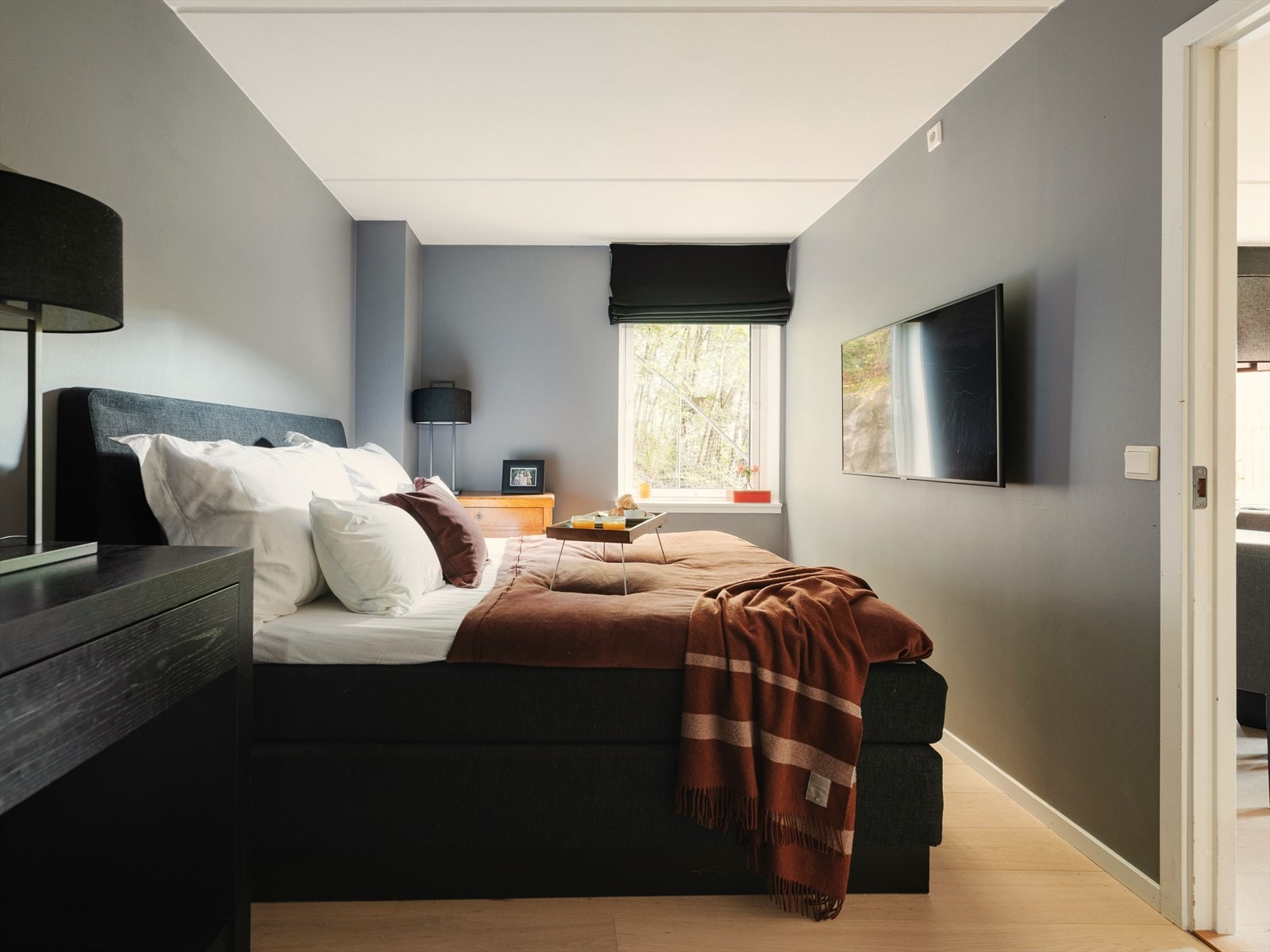 Meget romslig og behagelig soverom med vindu som vender ut mot stille og rolige omgivelser. Galleribilde