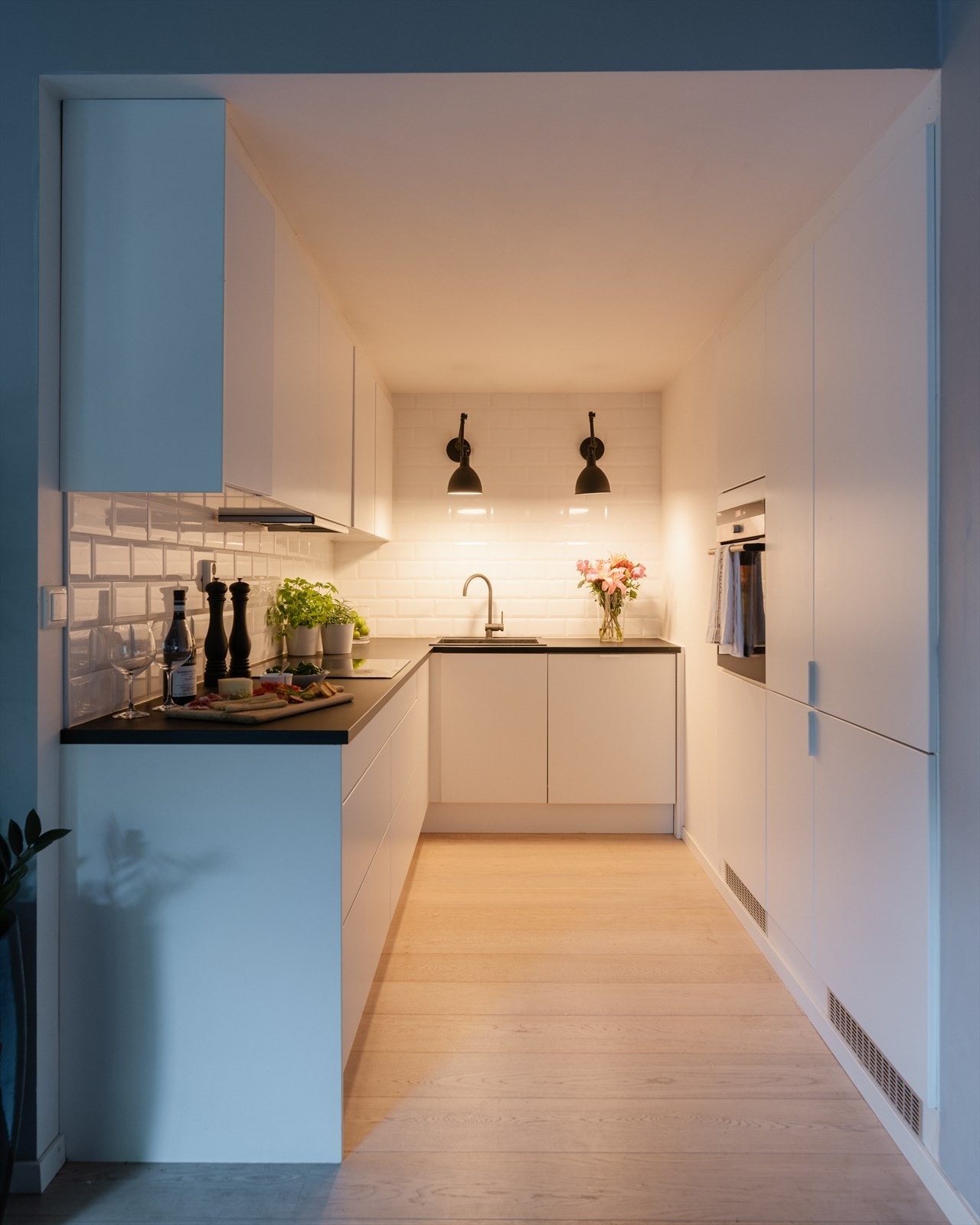 Innredningen ble oppført ny i 2017 og oppleves meget stilren hvor det er godt med oppbevaringsplass uten at innredningen oppleves tyngende, samt gode arbeidsforhold på benk. Galleribilde