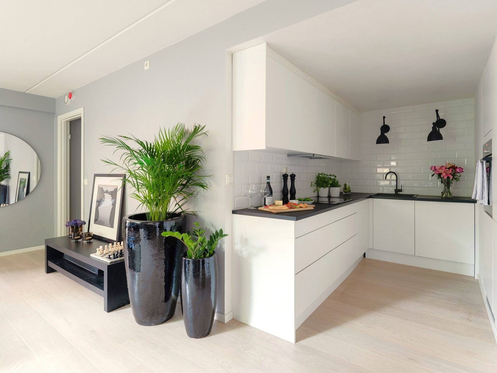 Stue, spiseplass og kjøkken i en åpen løsning gir et stort, sosialt allrom. Galleribilde