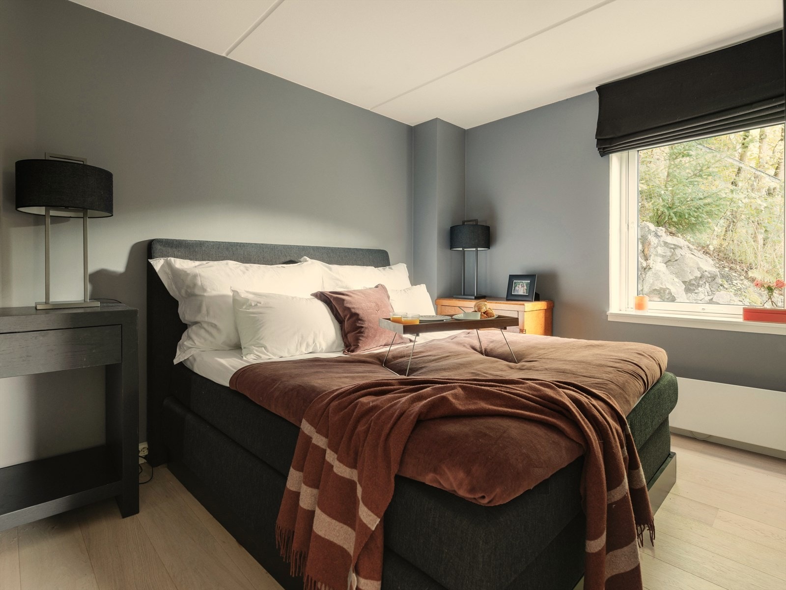 God plass til dobbeltseng, nattbord og oppbevaringsmøblement. Galleribilde