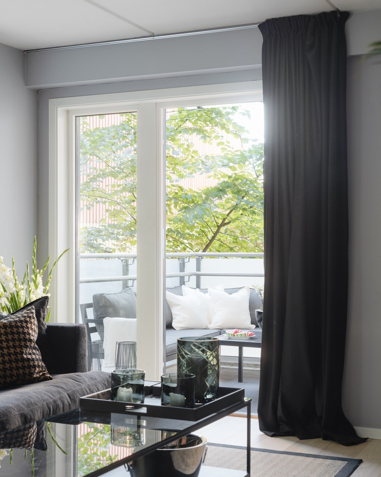 Her bor du sentralt til, samtidig som området oppleves rolig og harmonisk - et godt sted å komme hjem og senke skuldrene! Fra stuen er det utgang til en skjermet og privat balkong vendt mot vest på ca. 6 m2. Galleribilde