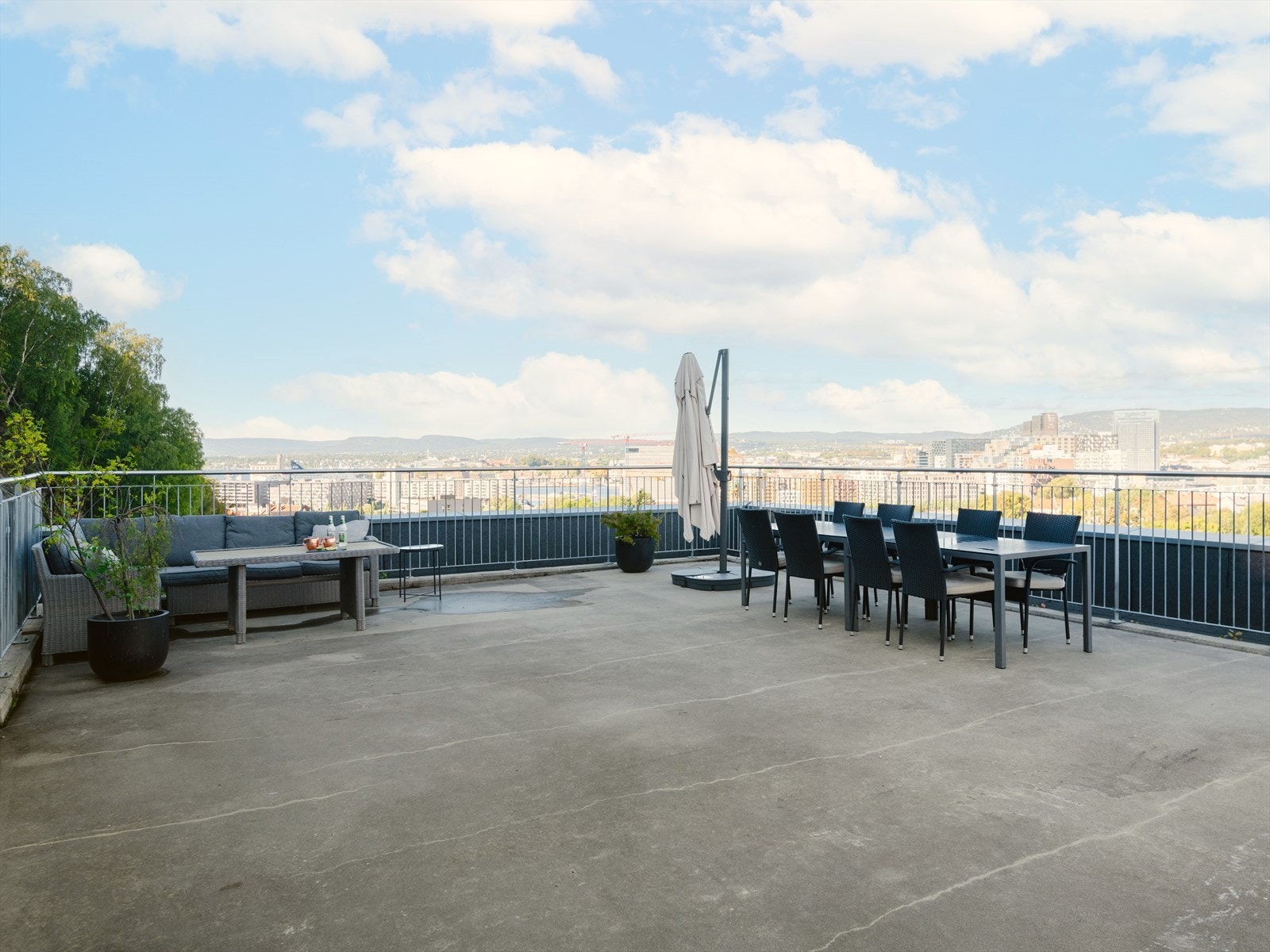 Terrassen er utstyrt med sittegrupper, parasoll og lounge. Galleribilde