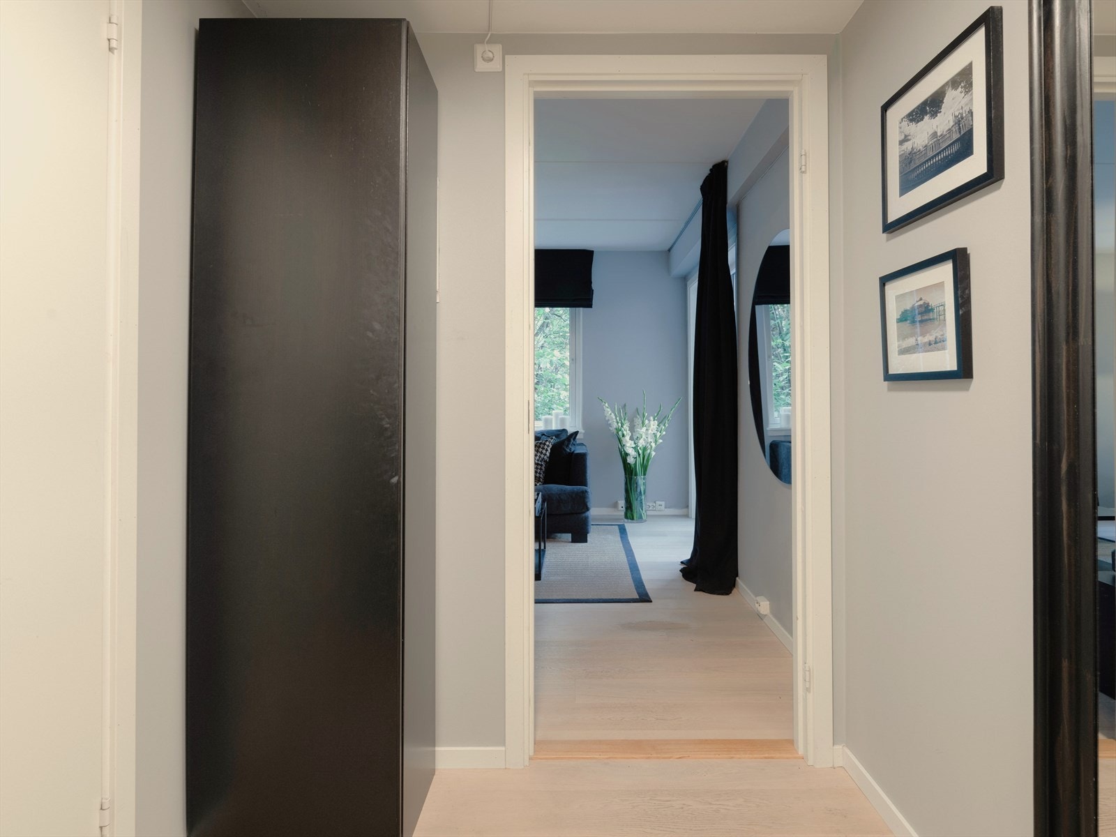 Garderobeskap for yttertøy og sko t.v. Leiligheten disponerer også en ekstern bod beliggende på samme etasjeplan som leiligheten. Galleribilde