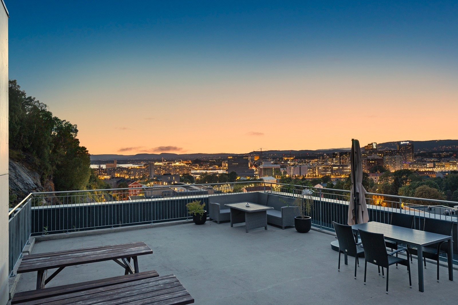 I tillegg til leilighetens egne private balkong, er borettslagets takterrasse kun en heistur fra leiligheten. Galleribilde