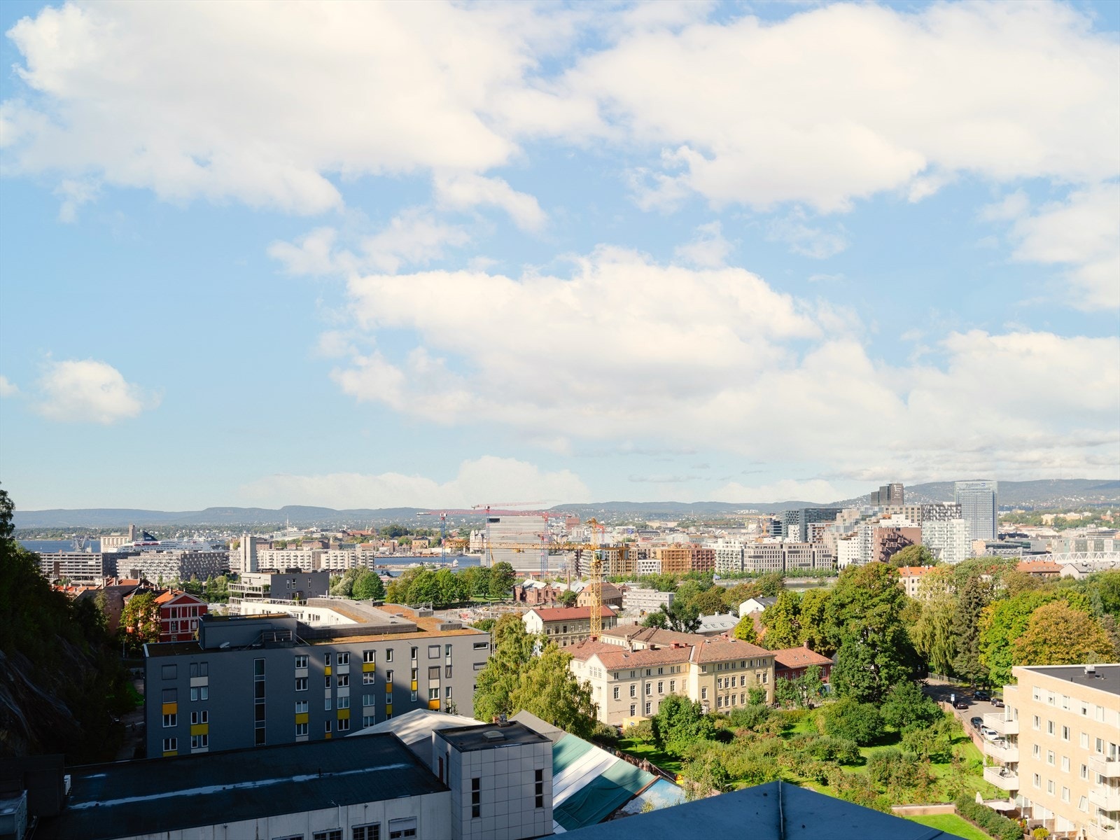 Fra terrassen har man panoramautsikt over sjø og by, i tillegg til helt ypperlige solforhold på sommerstid. Galleribilde