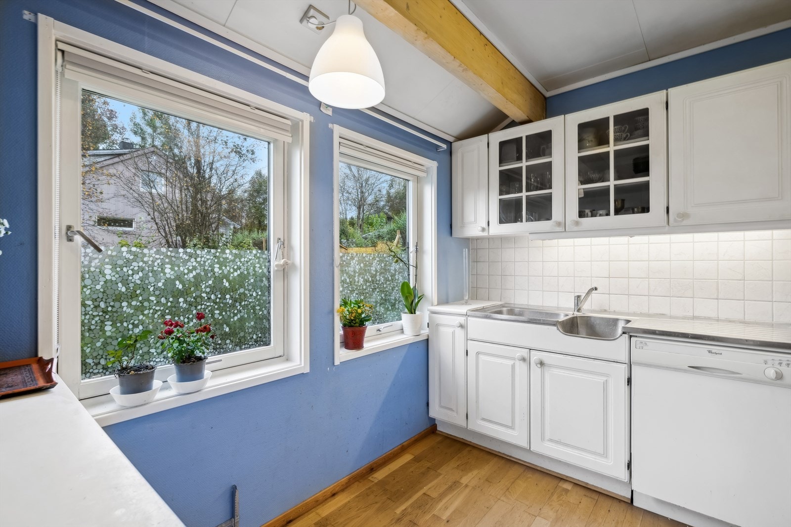 Her har en det en måtte trenge av skap-, skuff- og benkeplass. Galleribilde