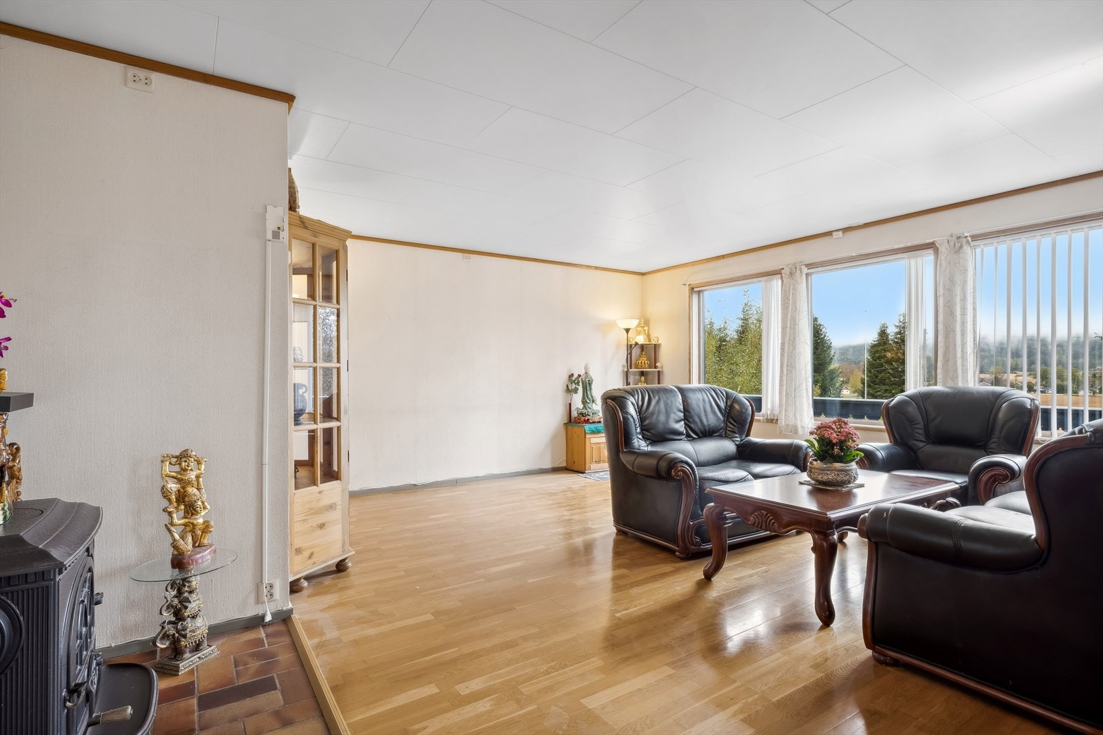 Vi beveger oss inn i en lys og romslig stue Galleribilde