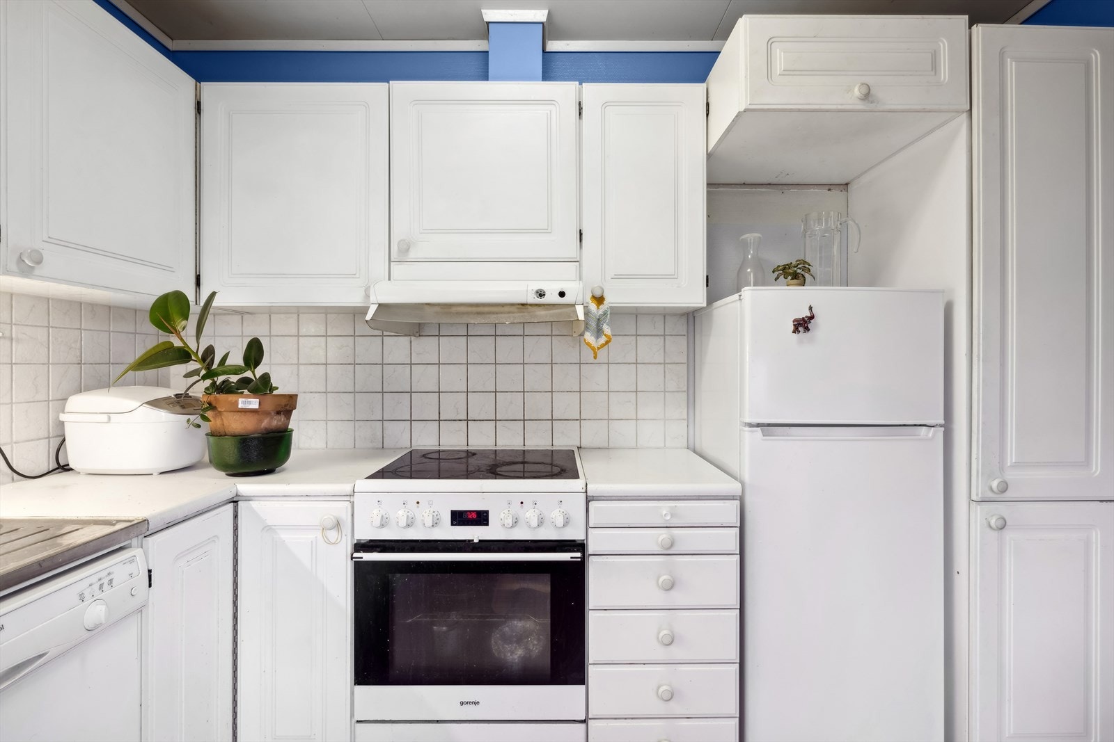 Plass for frittstående komfyr, oppvaskmaskin og kjøl/frys. Galleribilde