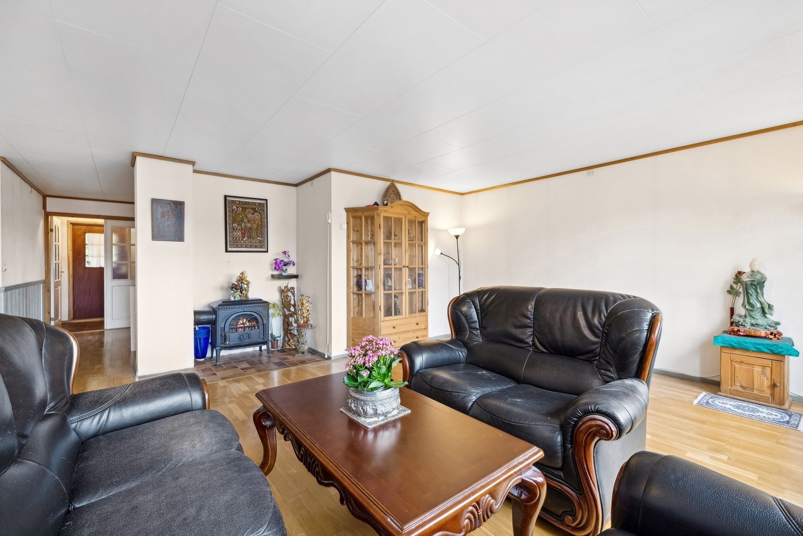 Peisovnen bidrar til å varme opp både rom og stemning. Gode vindusflater sørger for at rommet får godt med naturlig lys Galleribilde