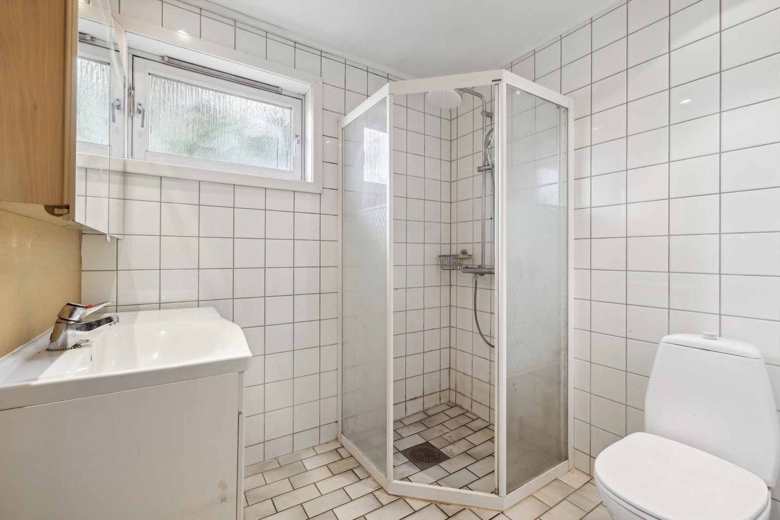 Flislagt bad i underetasje med gulvvarme Galleribilde