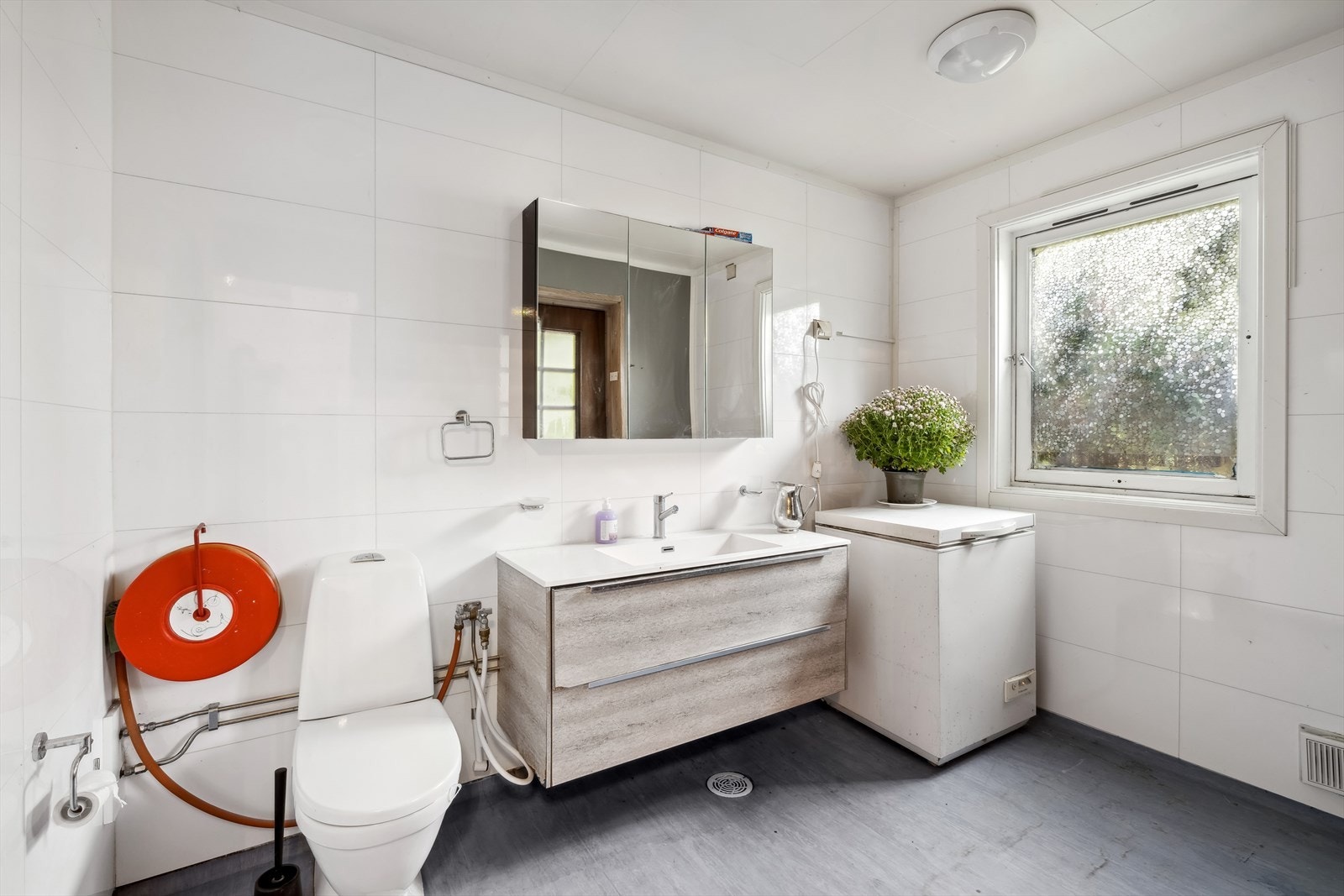 Separat vaskerom med opplegg for både vaskemaskin og tørketrommel Galleribilde