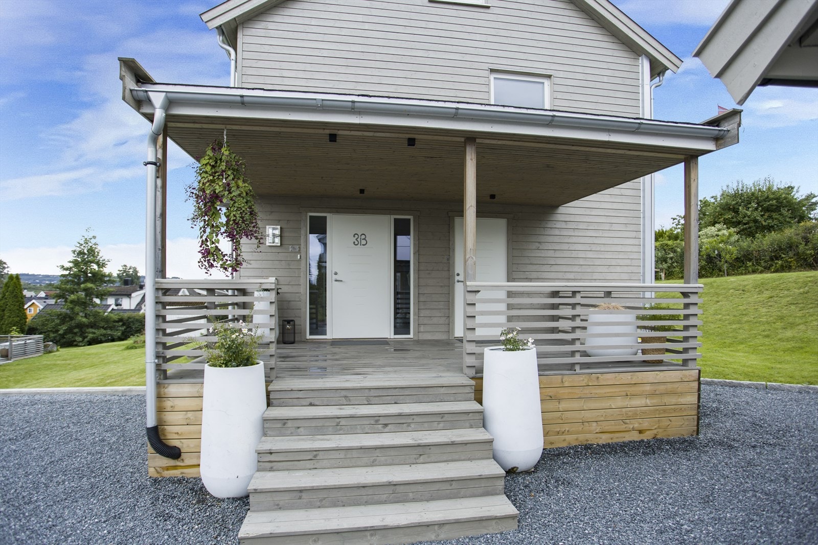 Inngang via terrasse i fin størrelse med overbygg. Galleribilde