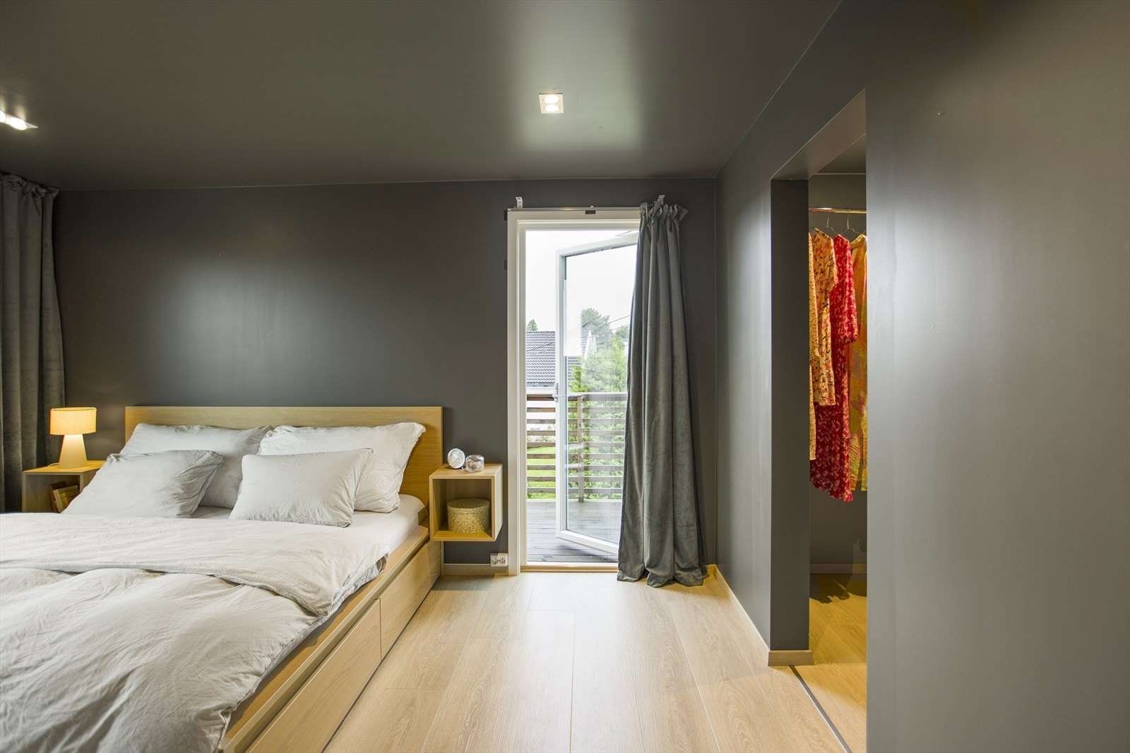 Fra hovedsoverommet har man utgang til egen balkong på ca 5 m². Galleribilde