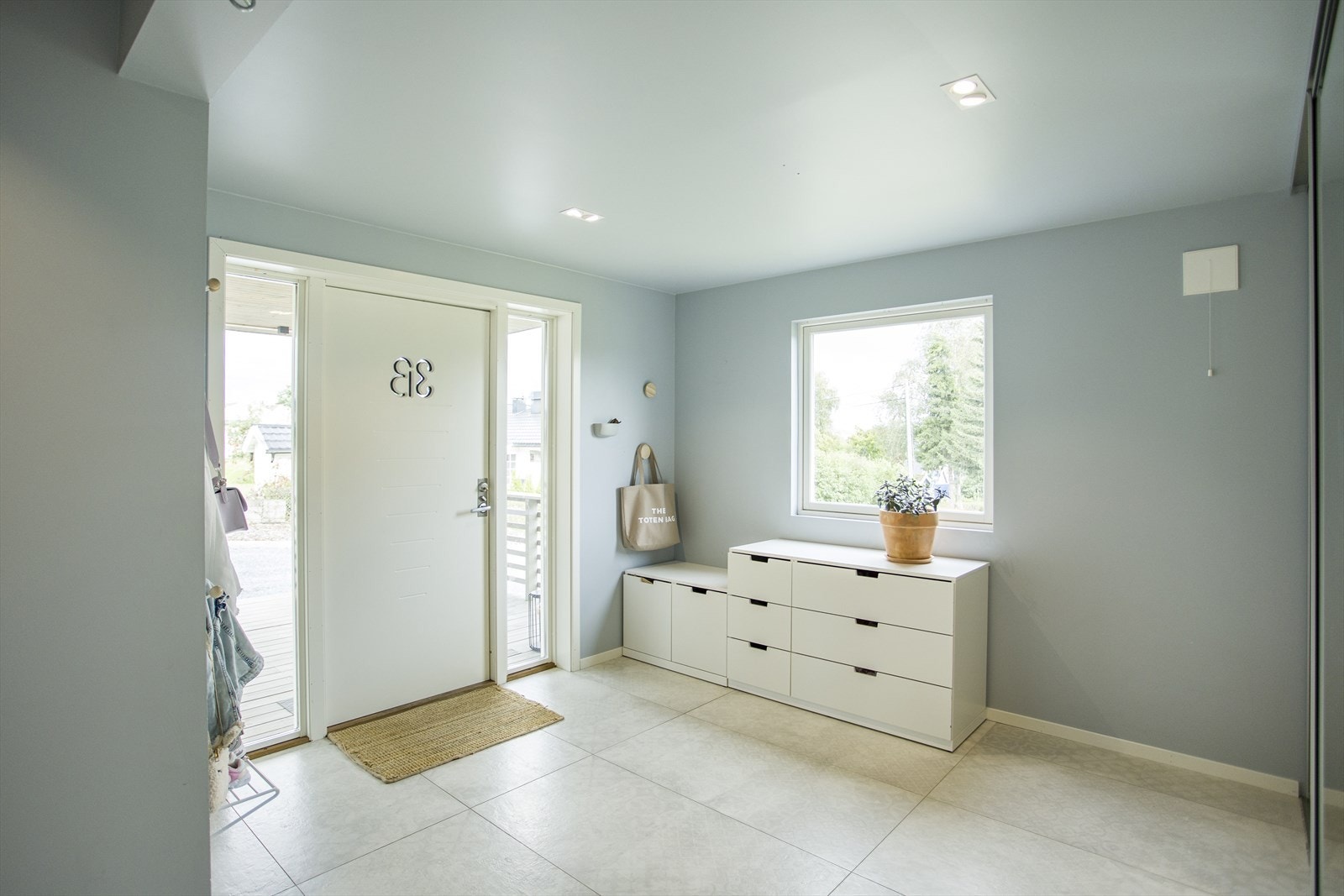 Rommet slipper inn godt naturlig dagslys og har spotter i tak. Galleribilde