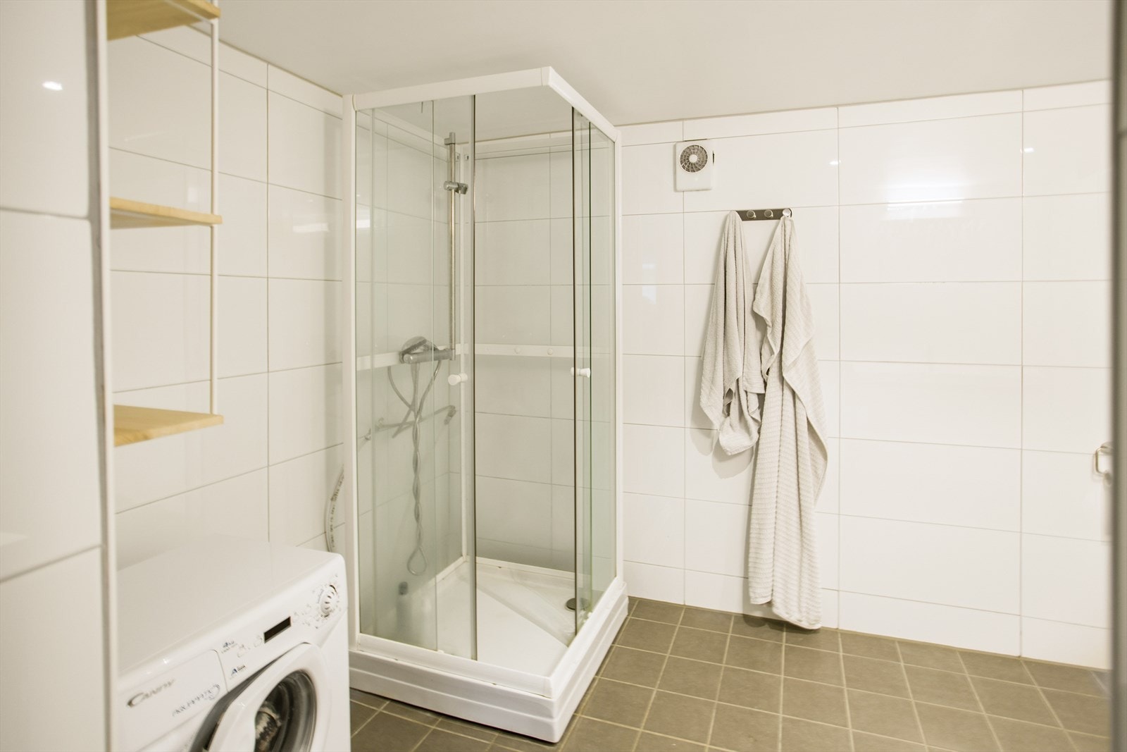 Fliser på vegger og gulv med varme og malte glatte flater i himling. Sluk av plast. Galleribilde