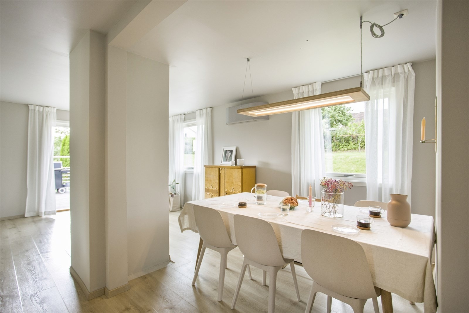 Den åpne løsningen gir fin plass til spisebord i god størrelse. Galleribilde