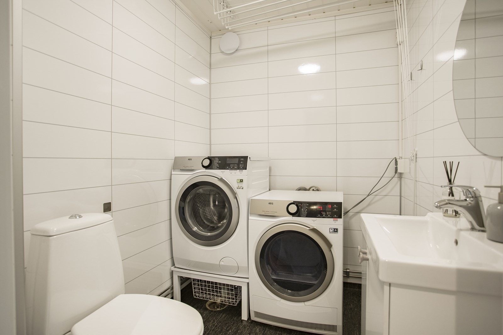 Våtrommet er fra 2014. Baderommet er innredet med servant med underskap, speil, gulvmontert toalett og opplegg for vaskemaskin. Varme i gulv. Galleribilde