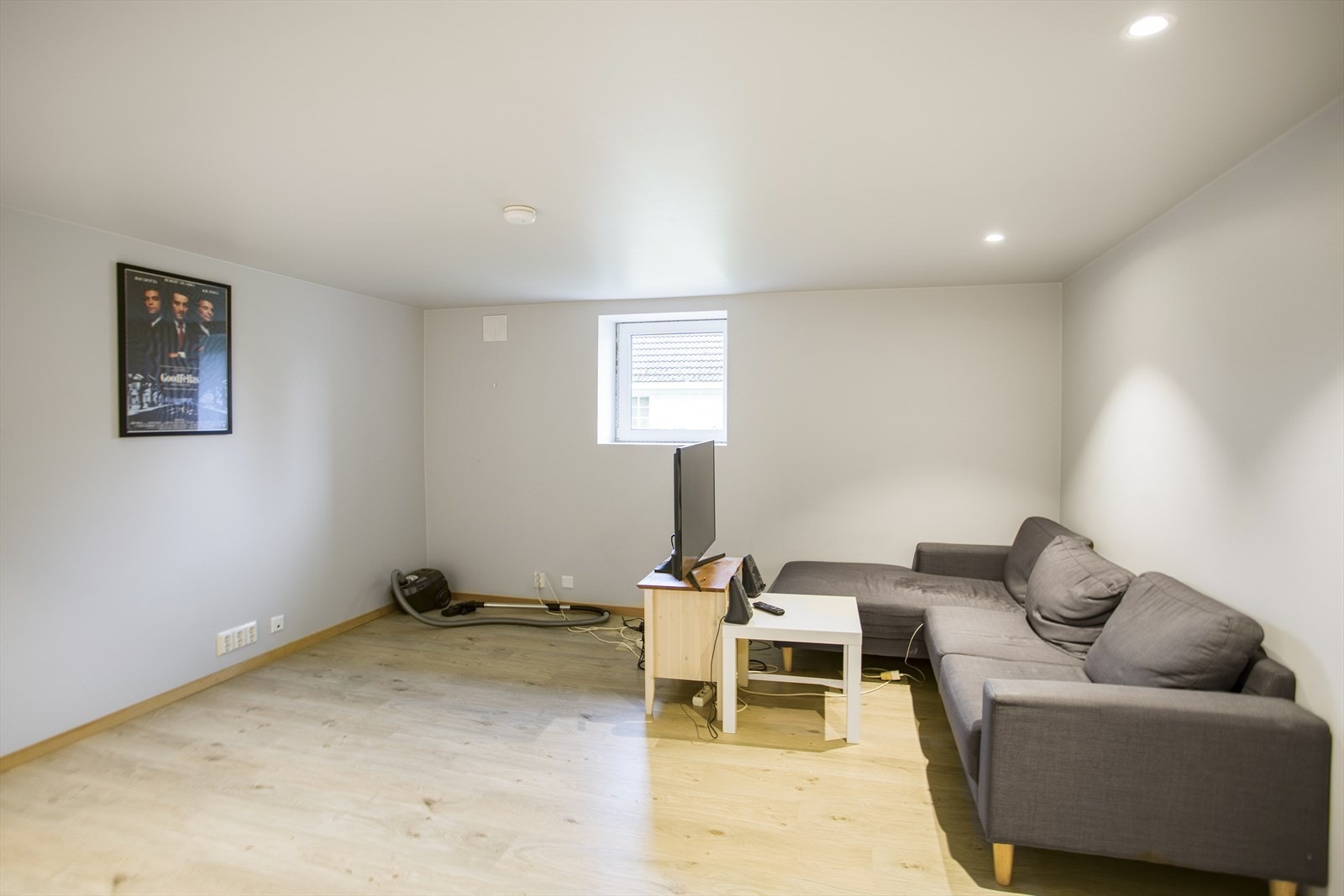 Stue i kjeller/hybeldel med plass til sofa, stuebord og annet møblement. Galleribilde