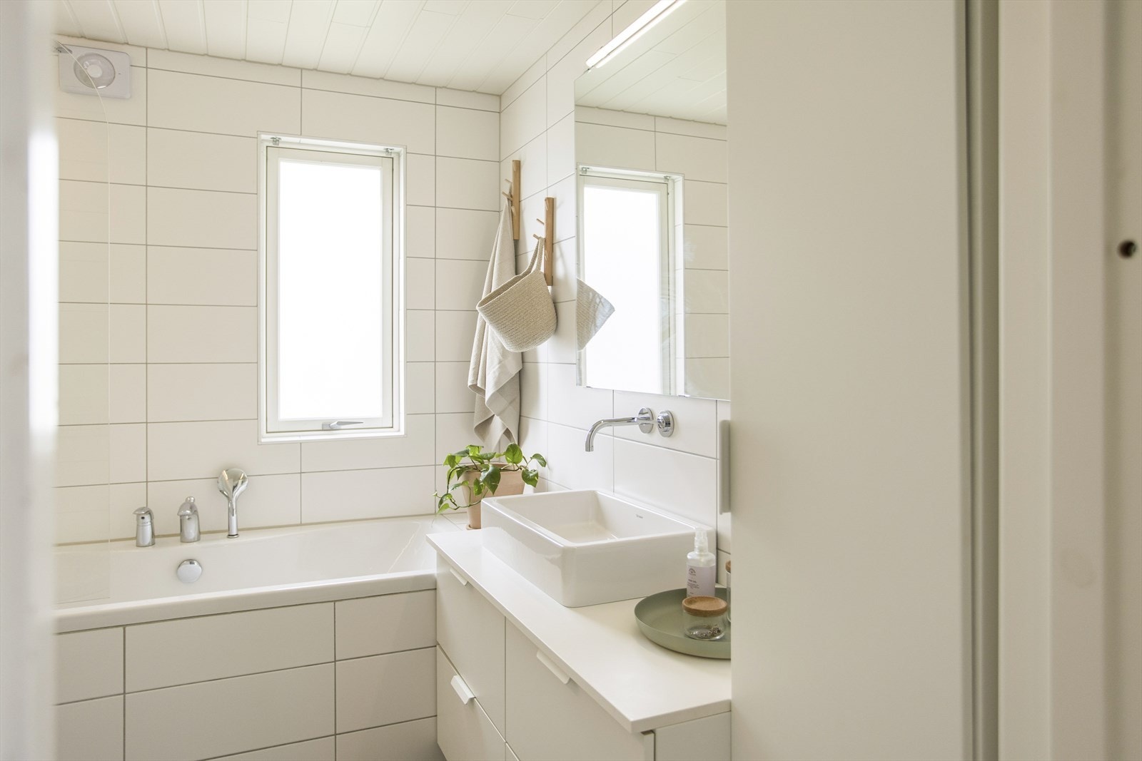 Flislagt vegger og gulv med varme, MDF-panel i himling. Galleribilde