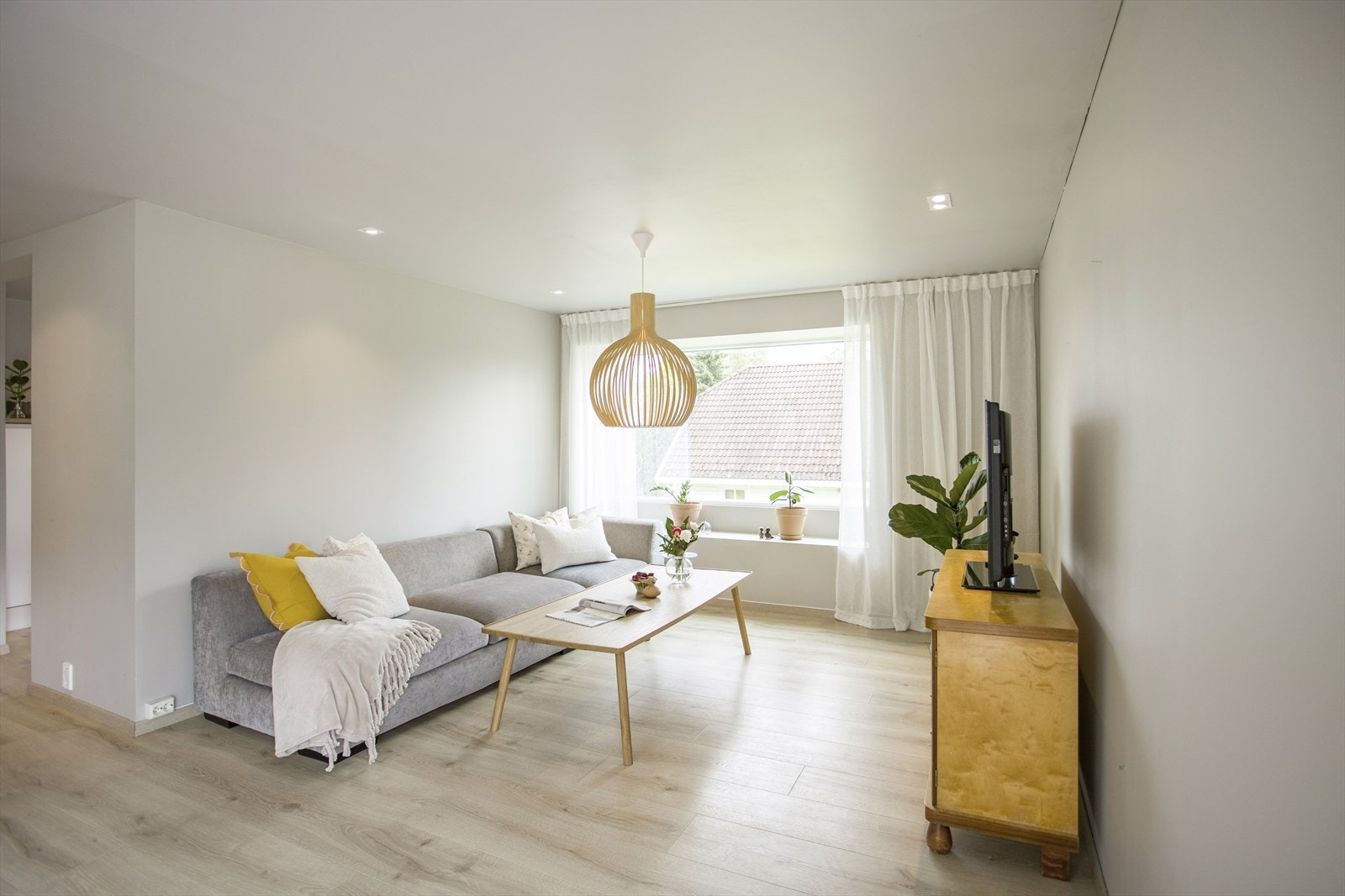 Stue og spisestue i åpen løsning med god plass til møblement. Spotter i tak. Galleribilde