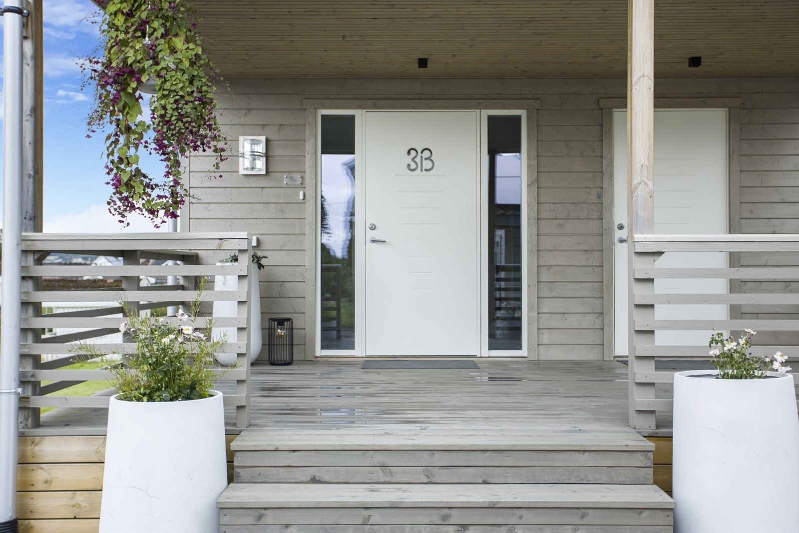 Inngangsparti med egen inngang til hybeldel i kjeller. Galleribilde