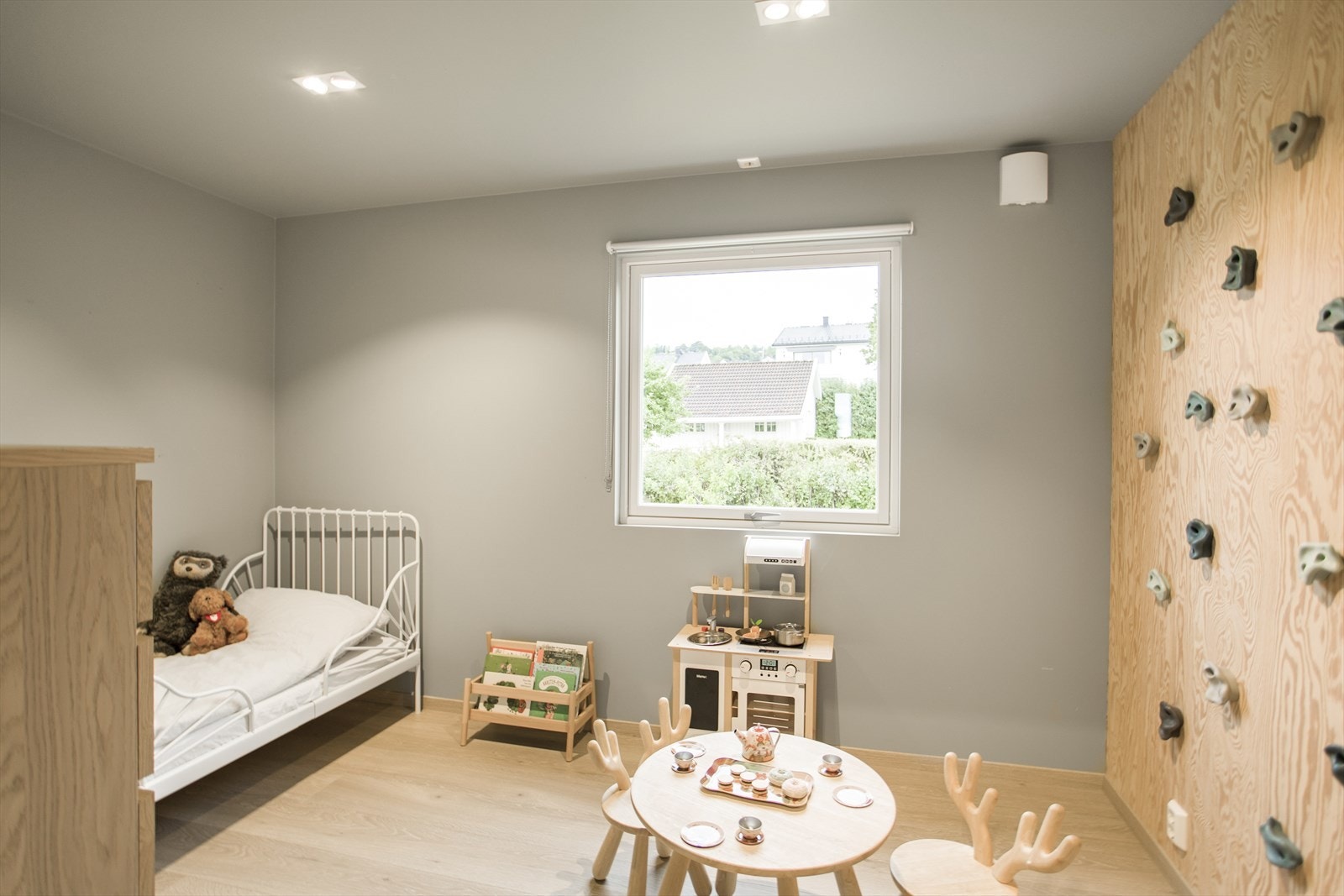 Soverom 3 i delikat farge og klatrevegg. Rommet gir god plass til møblement. Spotter i tak. Galleribilde