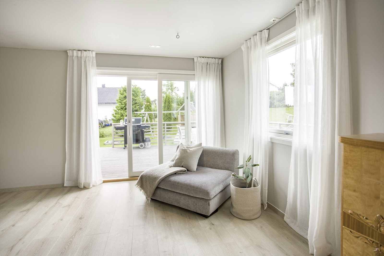 Fra stue/spisestuen har man adkomst til terrasse på hele 65 m²! Galleribilde