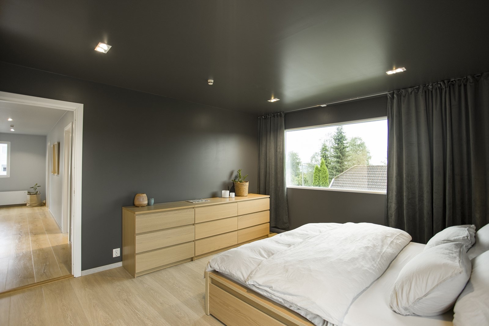 Rommet er malt i lun farge og har store vindusoverflater som slipper inn godt dagslys. Galleribilde