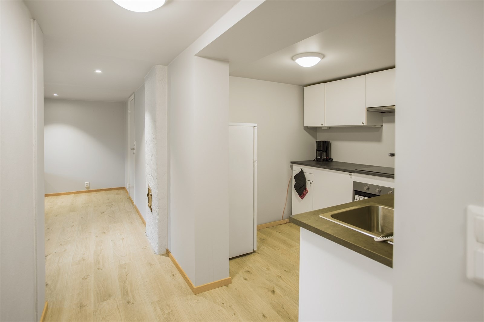 Gang med delvis spotter i tak. Galleribilde