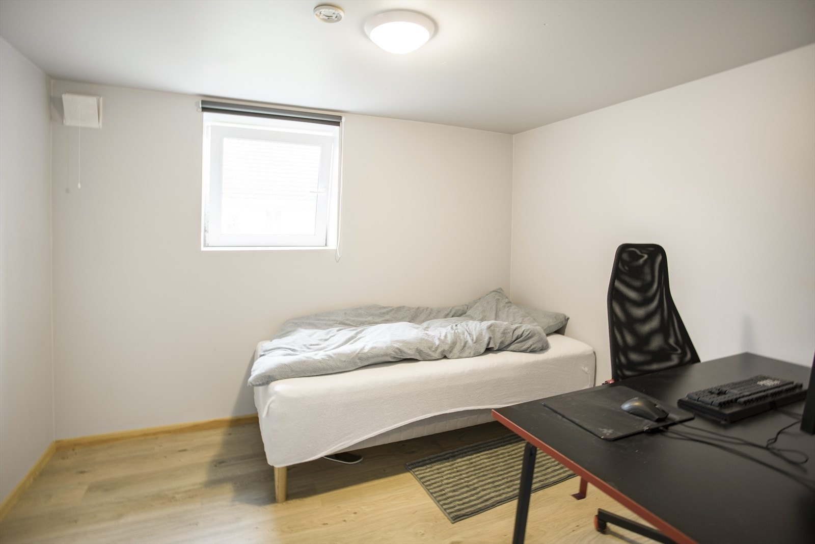 Soverom 5 i kjeller/hybeldel med fin plass til seng, kommode og pult. Rommet slipper inn godt naturlig dagslys. Galleribilde