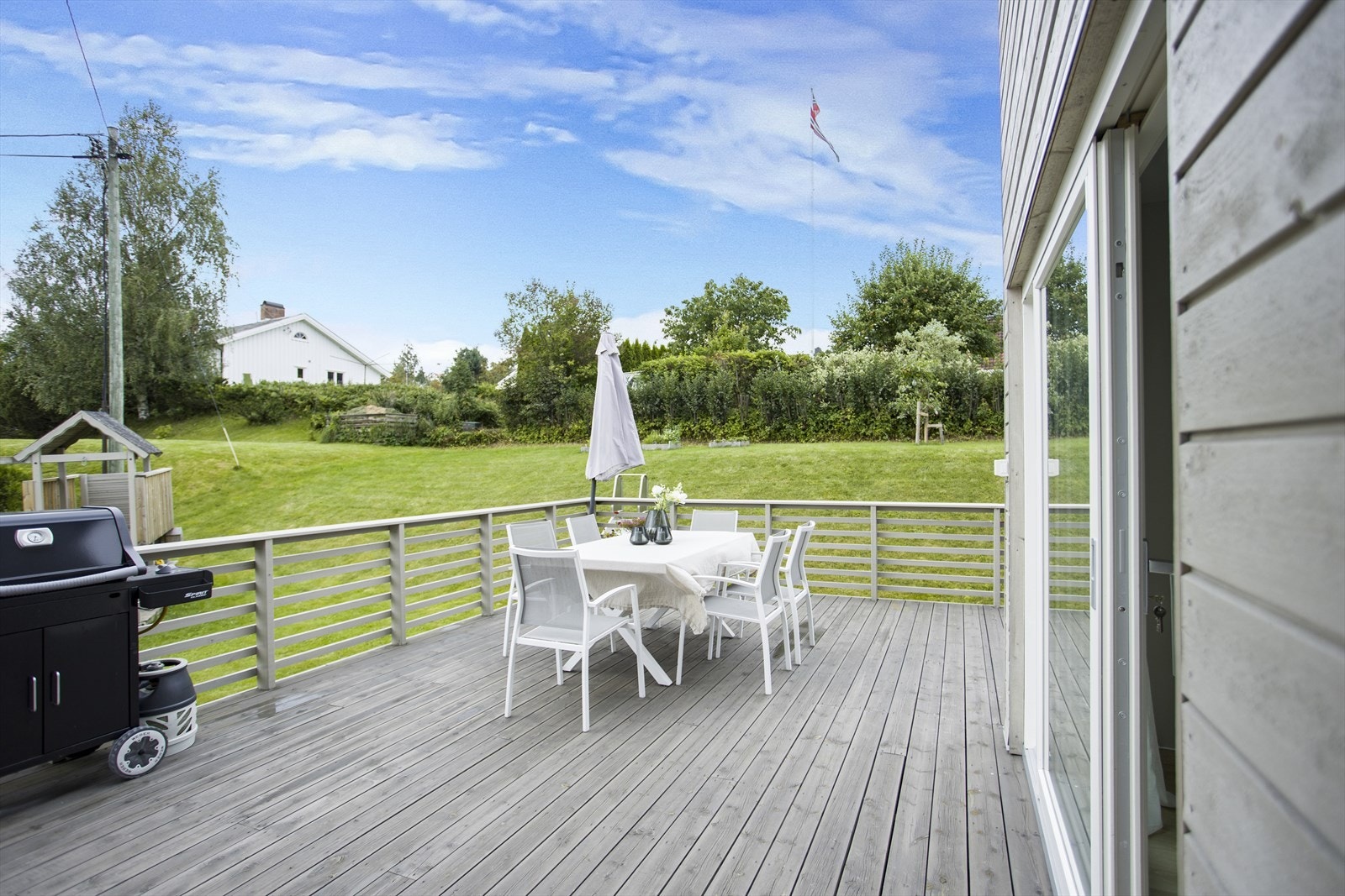 Boligens store terrasse deles naturlig i ulike soner og gir god plass for ulike sittegrupper. Galleribilde