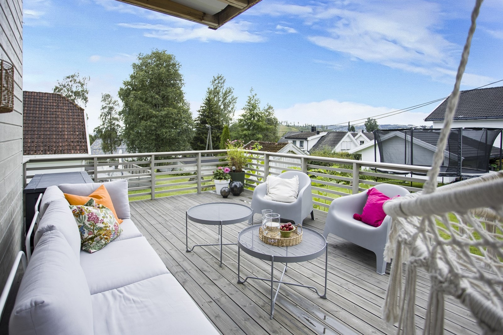 Fra stuen har man adkomst til terrasse på hele 65 m² med god utsikt over Hovdetoppen. Galleribilde