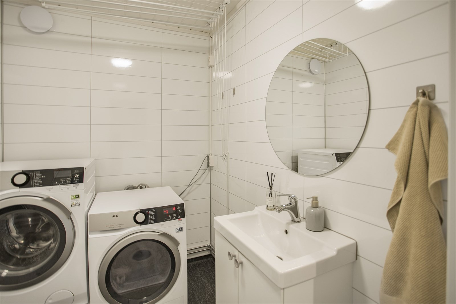 Belegg på gulv, baderomsplater på vegger og formpresset panel i himling. Mekanisk avtrekk. Galleribilde