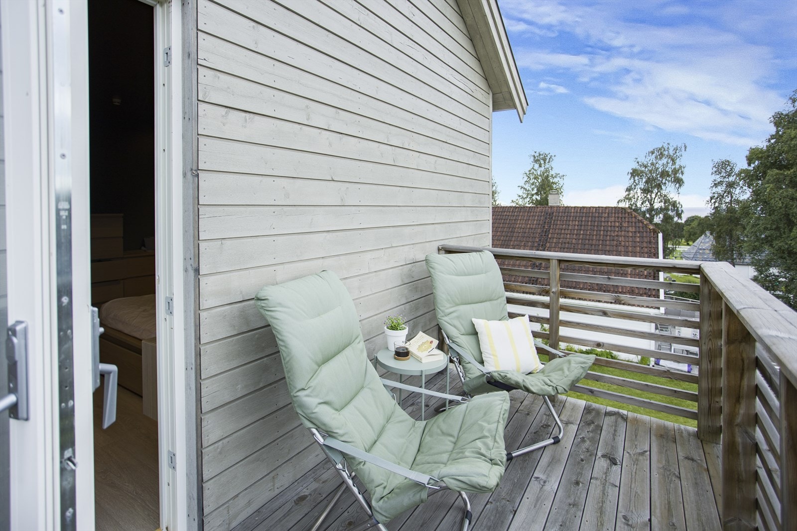 Balkong med adkomst fra hovedsoverom. Gode solforhold og utsikt over Mjøsa! Galleribilde