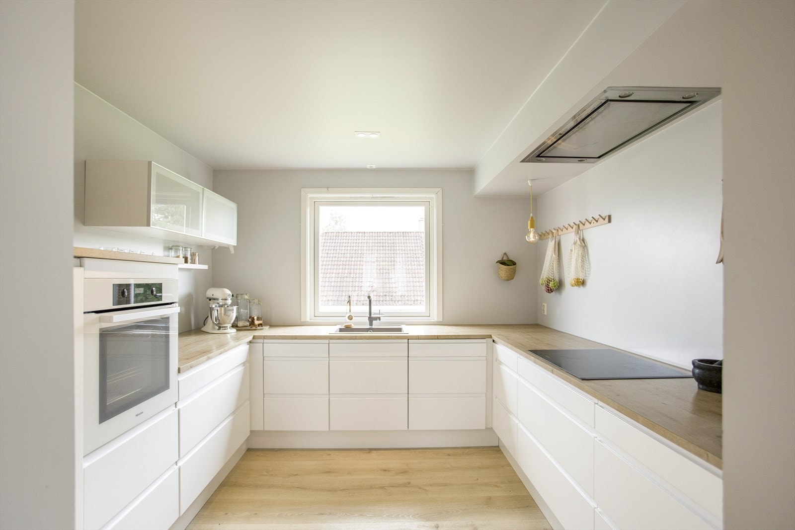 Lyst og romlig kjøkken med god skap- og benkeplass. Stor vindusoverflater slipper inn godt naturlig dagslys. Galleribilde