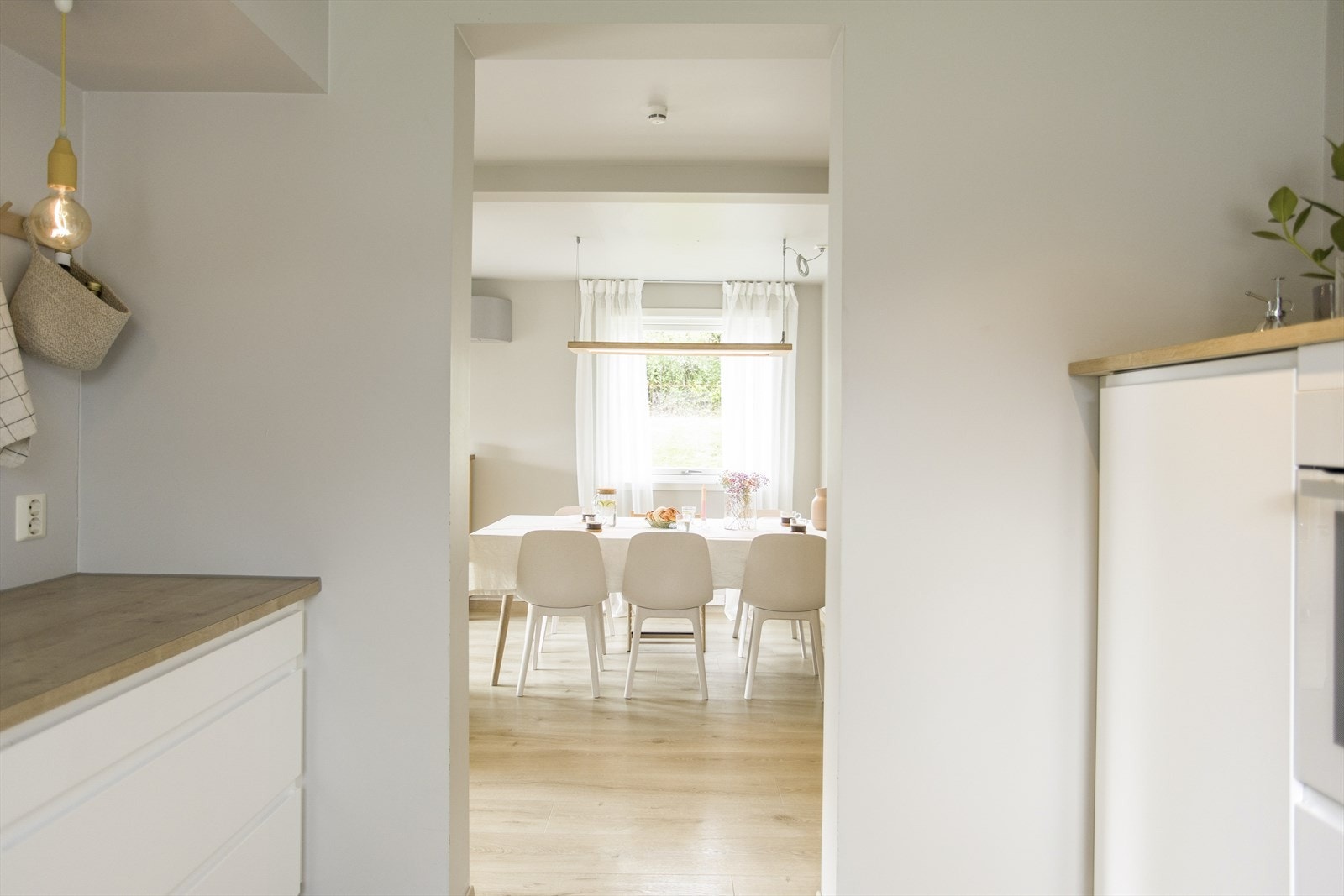 Utsikt fra kjøkken til stue/spisestue. Galleribilde