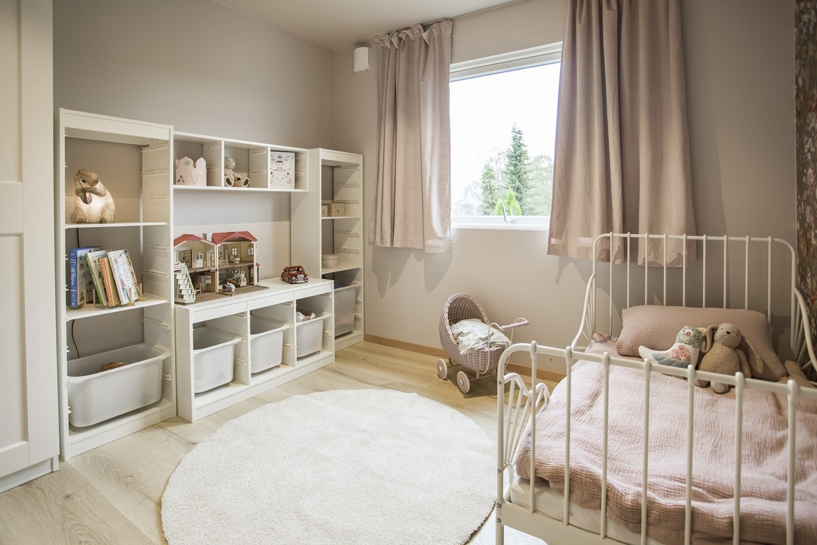 Soverom 2 i duse farger og tapesert kontrastvegg. Fin plass til enkeltseng og garderobe. Spotter i tak. Galleribilde