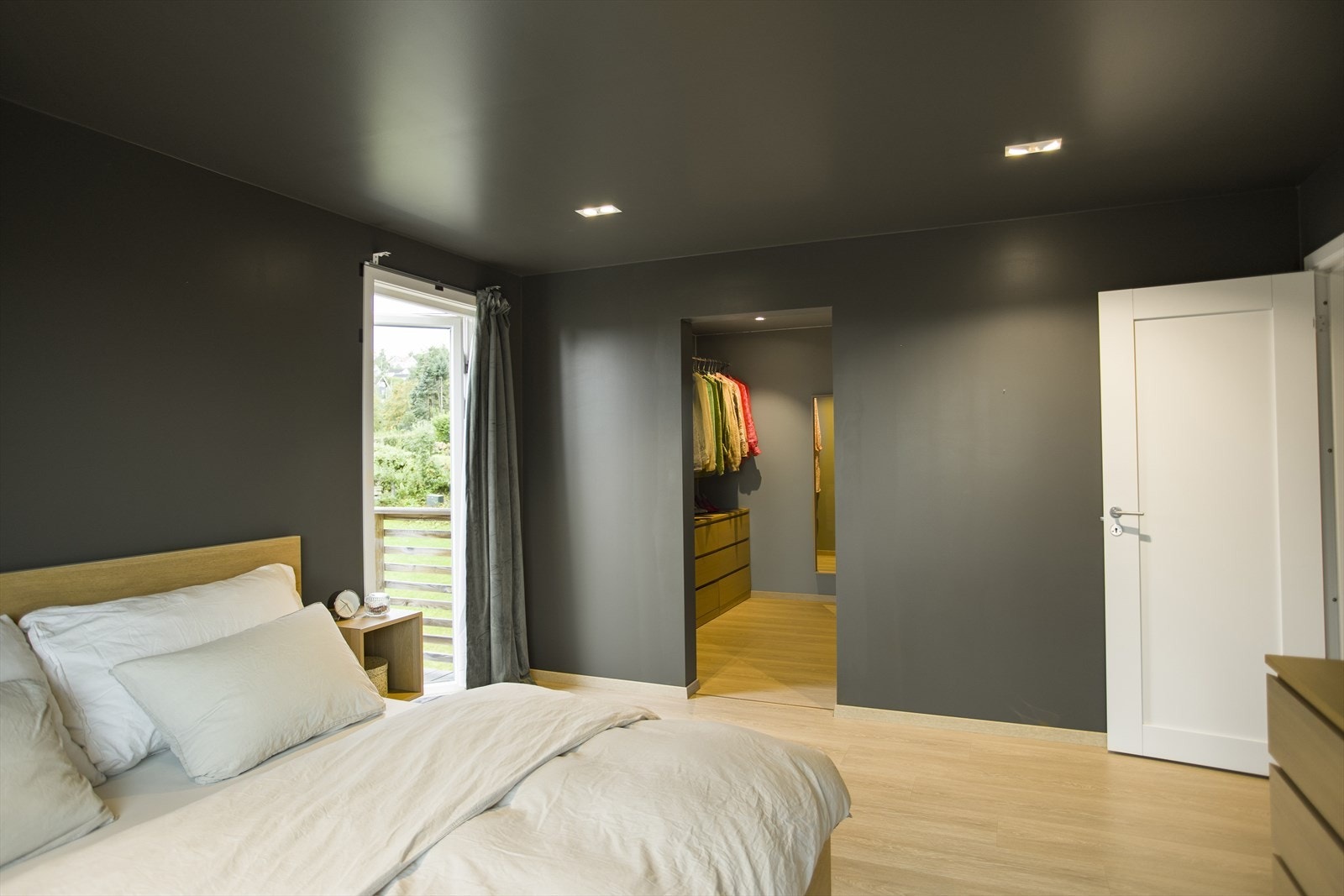 Soverommet har egen walk-in-closet. Spotter i tak. Galleribilde