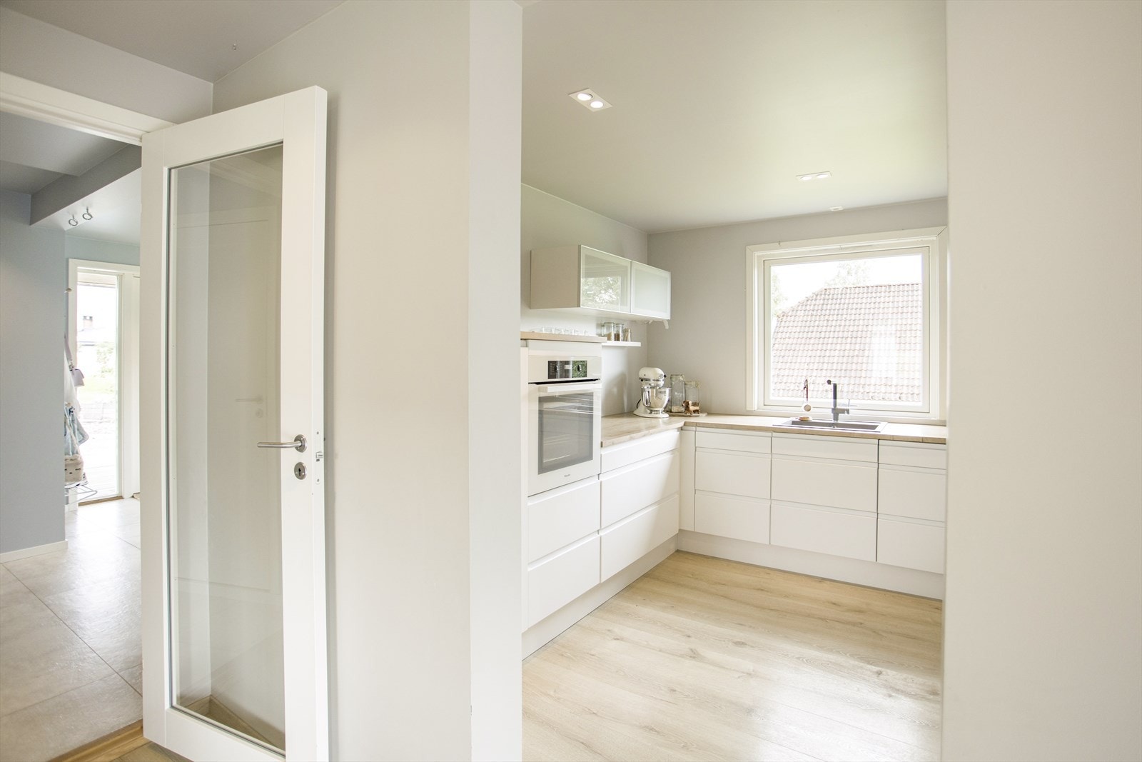 Kjøkken med adkomst fra stue/spisestue og gang. Galleribilde