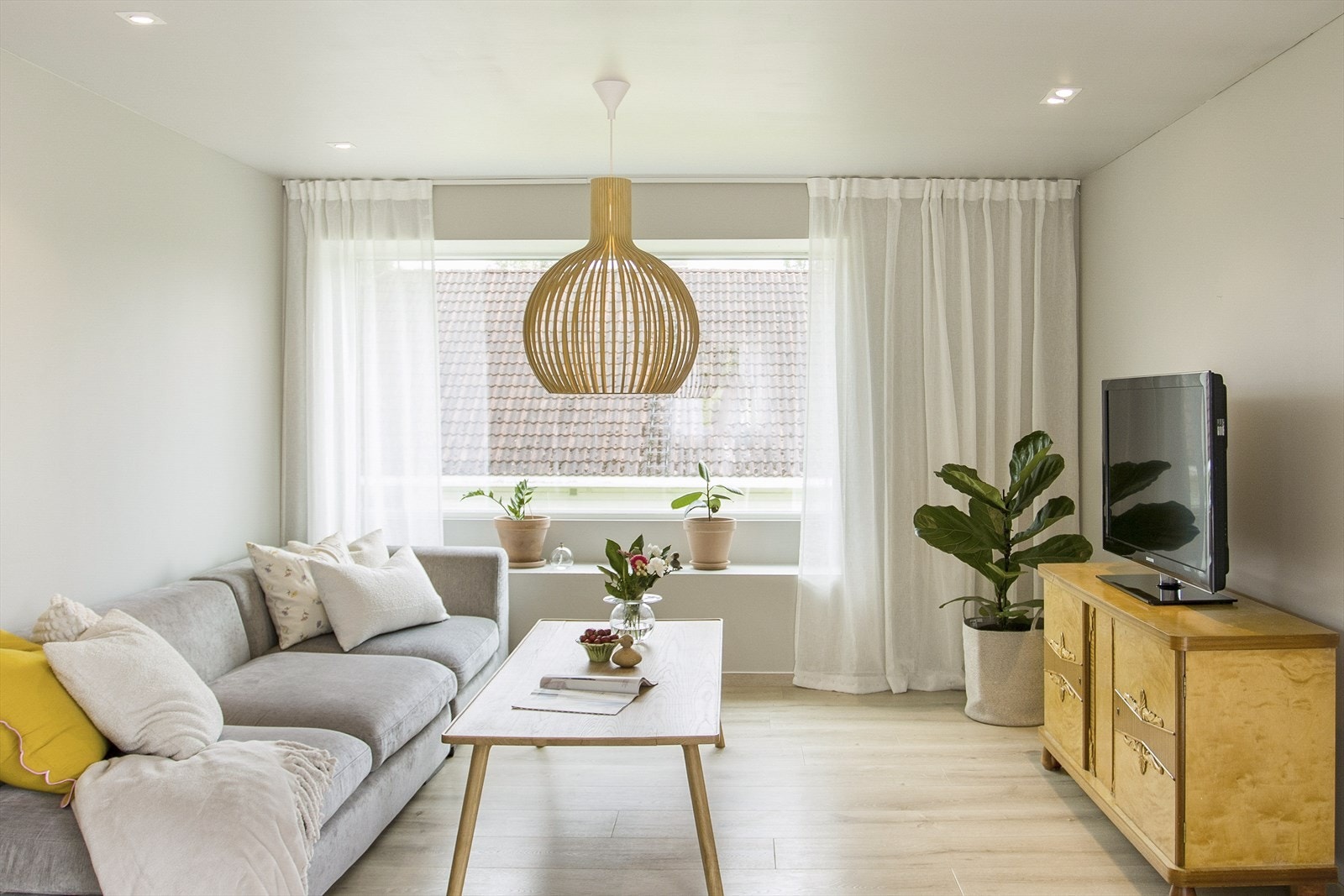 Store vindusoverflater i stuen slipper inn godt naturlig dagslys. "Screen" vindu montert i 2023. Galleribilde