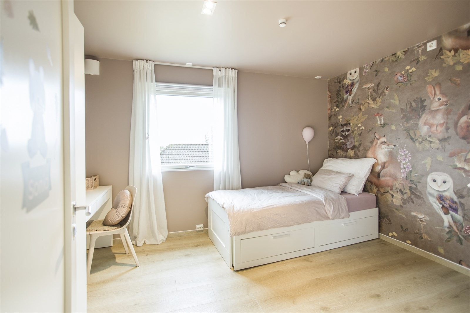 Soverom 4 i lys dus farge med tapesert kontrastvegg. Fin plass til seng, pult og garderobe. Spotter i tak. Galleribilde