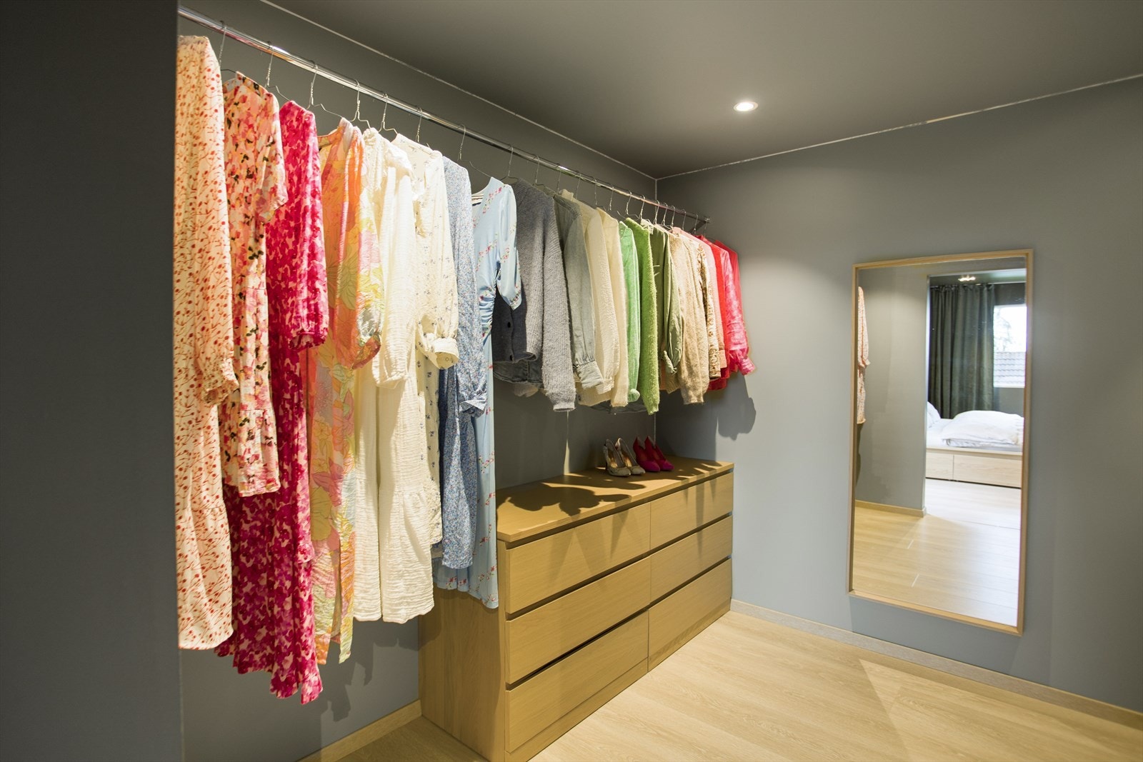 Romslig walk-in-closet med god plass til oppheng og garderobe. Galleribilde